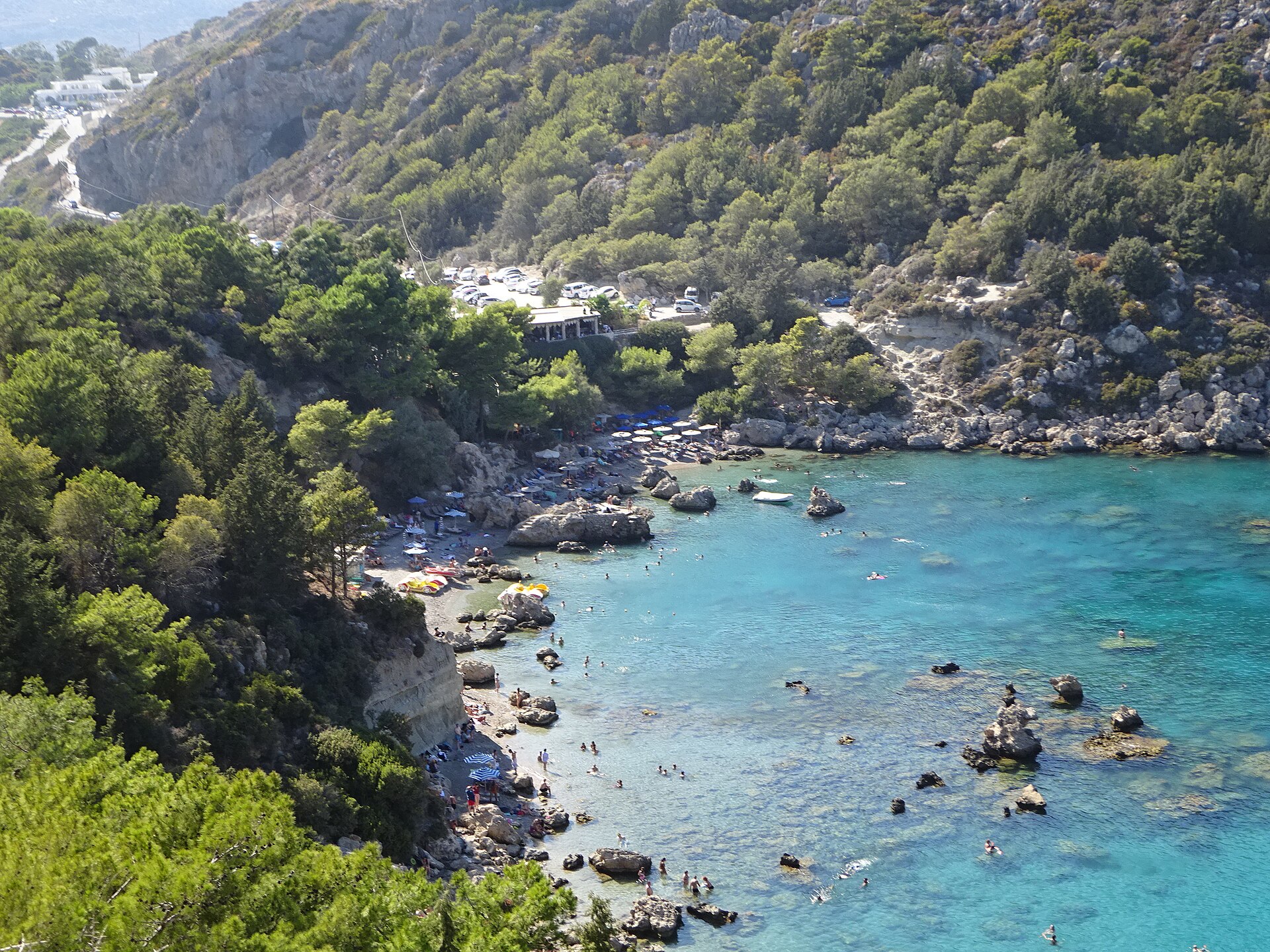 Anthony Quinn Bay na Rodos — kameralna zatoka z turkusową wodą i kamienistym brzegiem