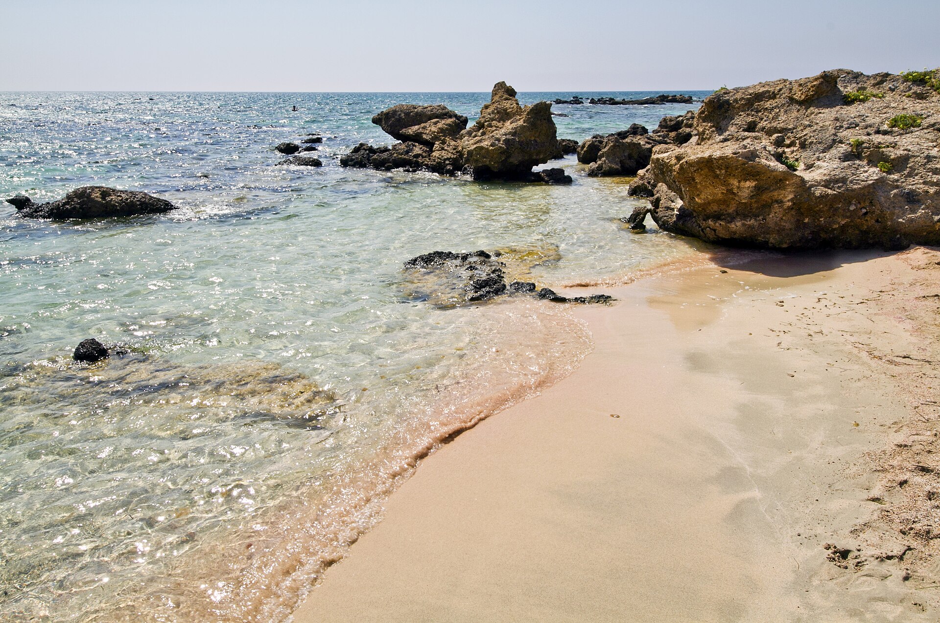 Plaża Elafonisi na Krecie — różowy piasek, turkusowa płytka woda i piaszczysta laguna