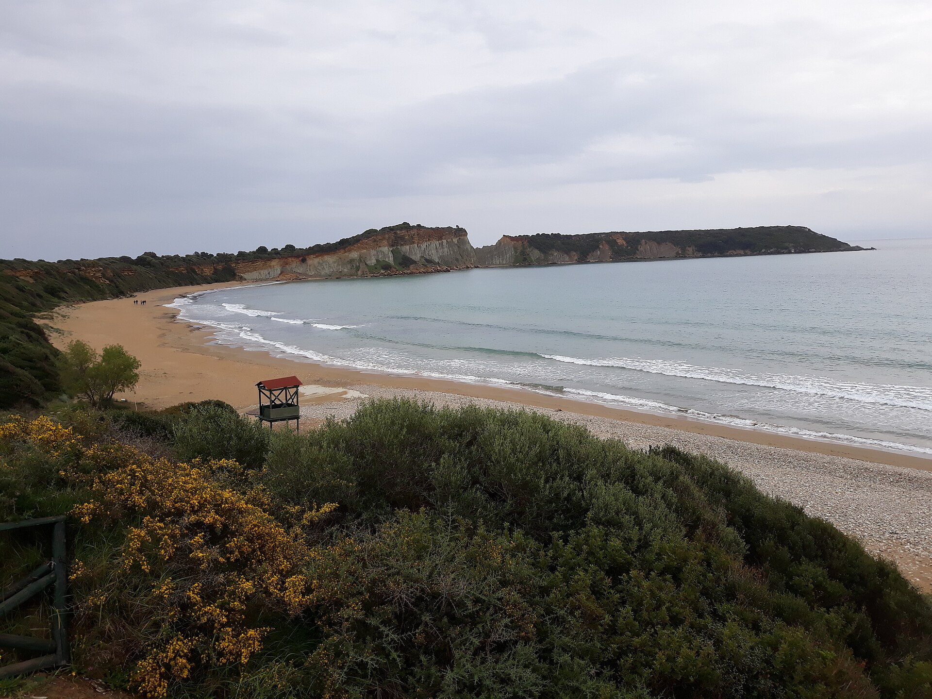 Plaża Gerakas na Zakynthos — drobny piasek, w piasku oznaczone gniazda żółwi caretta caretta