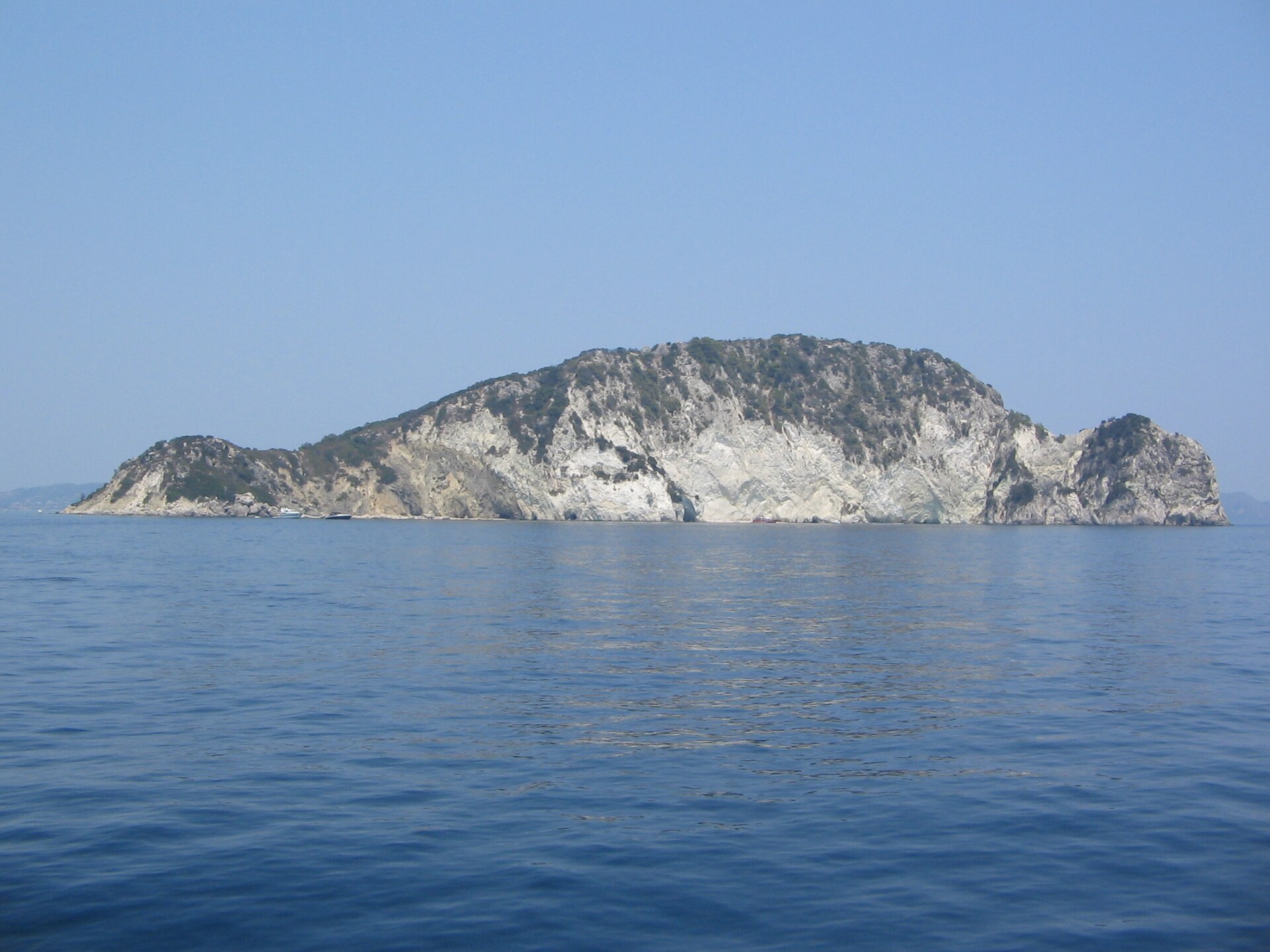 Wyspa Marathonisi w zatoce Laganas na Zakynthos, plaża z bielą piasku gdzie żółwie Caretta caretta składają jaja, sezon V-X