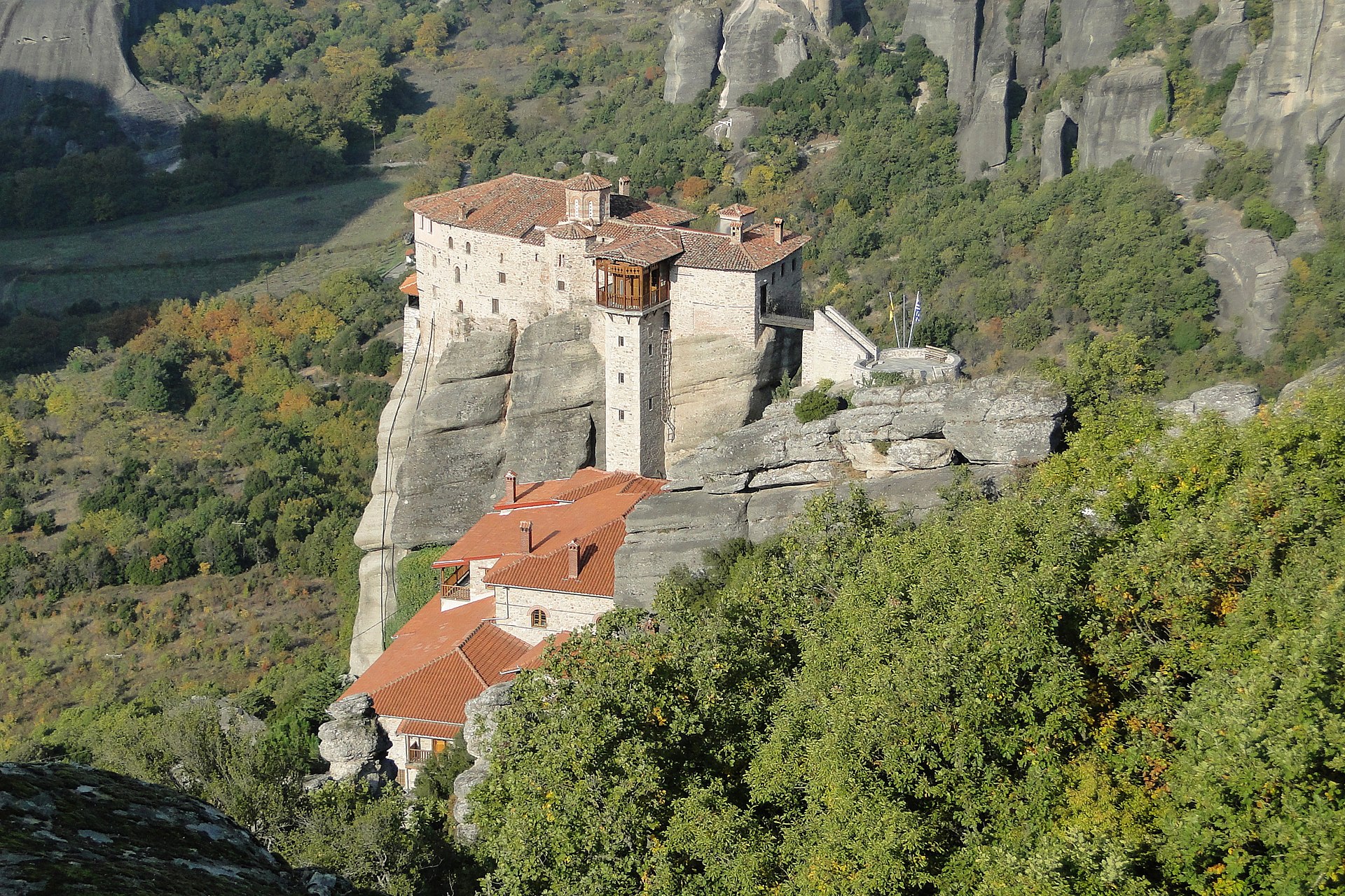 Klasztor Roussanou na szczycie skały w kompleksie Meteora, środkowa Grecja, jeden z 6 czynnych klasztorów wpisanych na listę UNESCO
