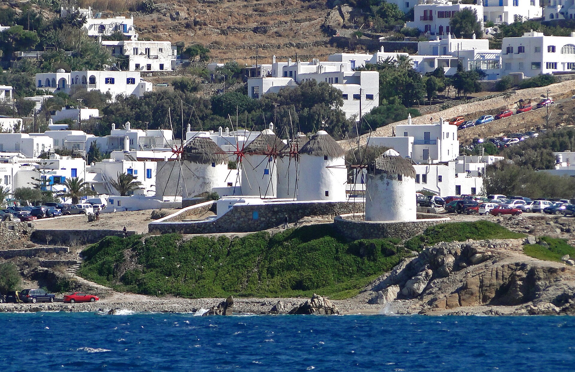Białe wiatraki Kato Myloi nad portem Mykonos Chora, klasyczny widok z południowo-zachodniej części wyspy