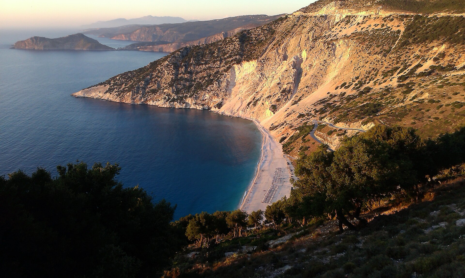 Plaża Myrtos na Kefalonii — biały żwir, granatowa woda i wapienne klify