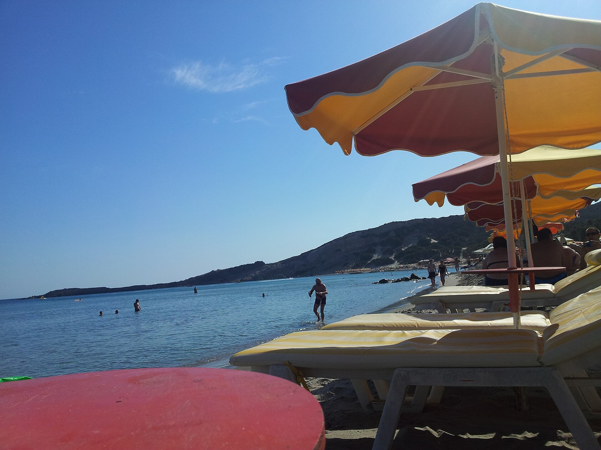 Paradise Beach na Kos — biały piasek, parasolki i bąbelki gazu wulkanicznego na dnie