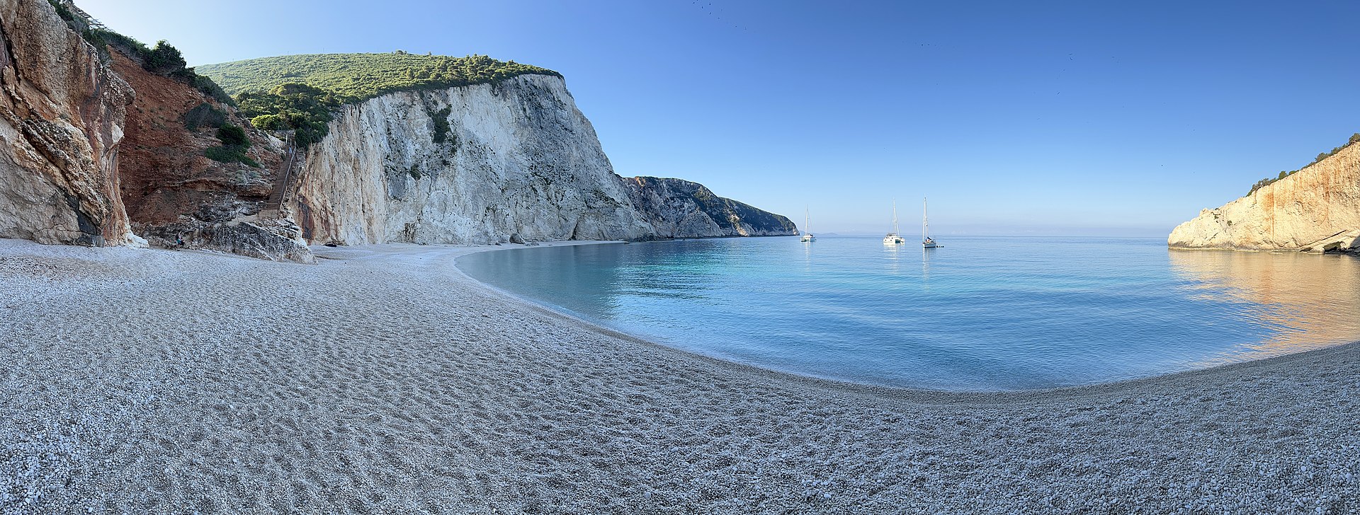 Porto Katsiki na Lefkadzie — turkusowa woda i wapienna ściana klifu nad plażą