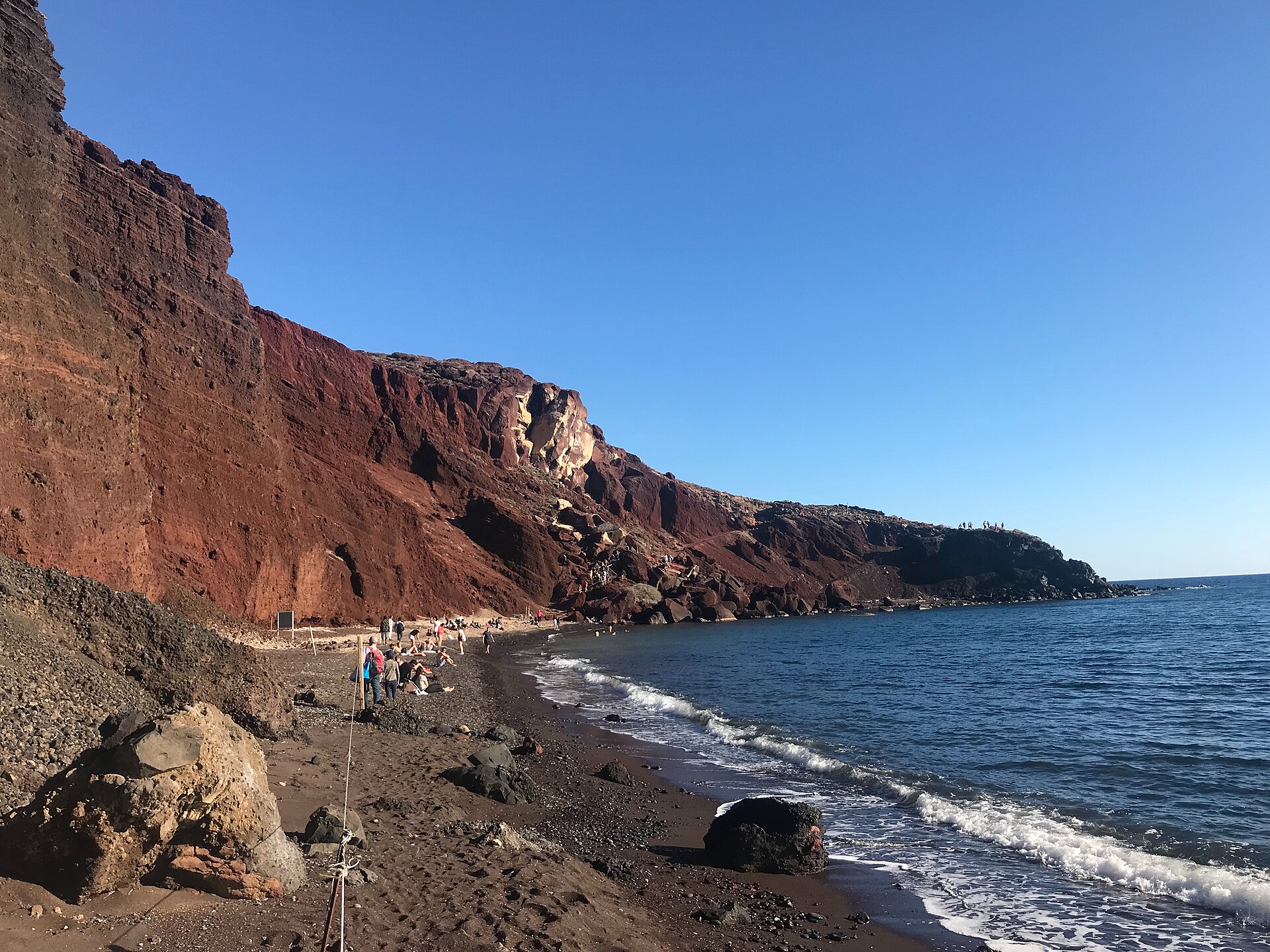Red Beach na Santorini — czerwone wulkaniczne klify i drobny piasek koloru rdzy