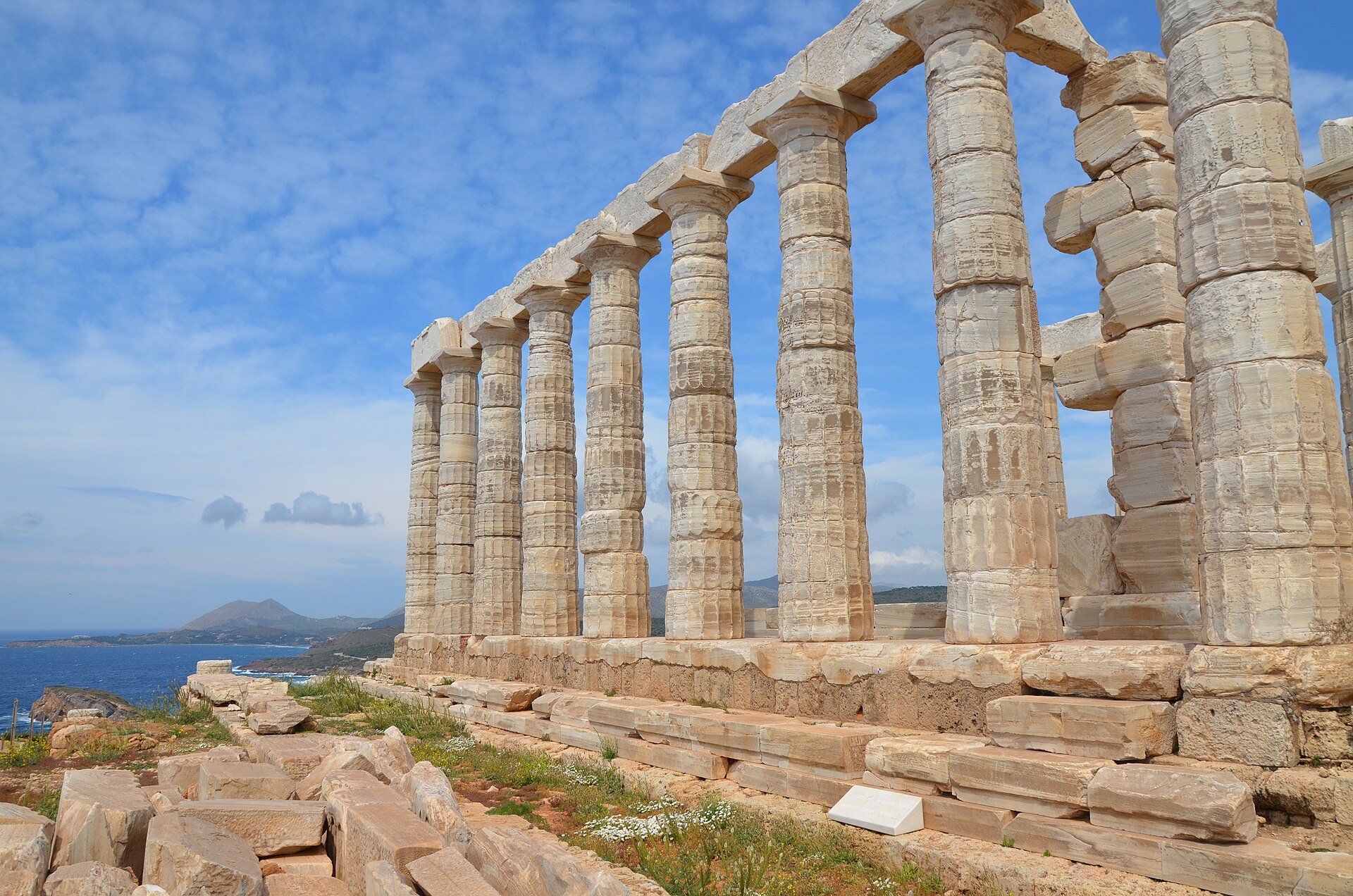 Świątynia Posejdona na przylądku Sounion 70 km od Aten, 16 zachowanych kolumn z V w p.n.e., klasyczny widok przy zachodzie słońca nad Morzem Egejskim