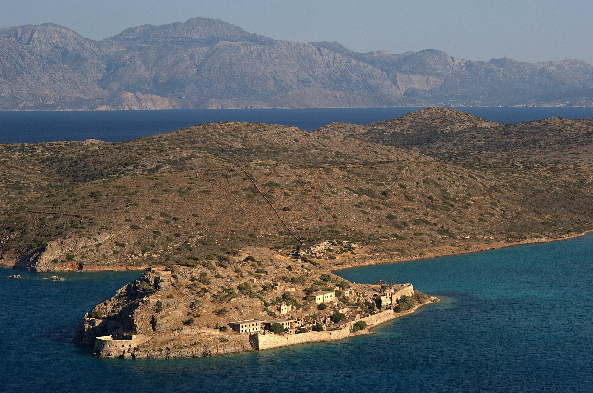 Wenecka twierdza Spinalonga na wyspie naprzeciw Eloundy, Kreta wschodnia, była kolonia trędowatych 1903-1957