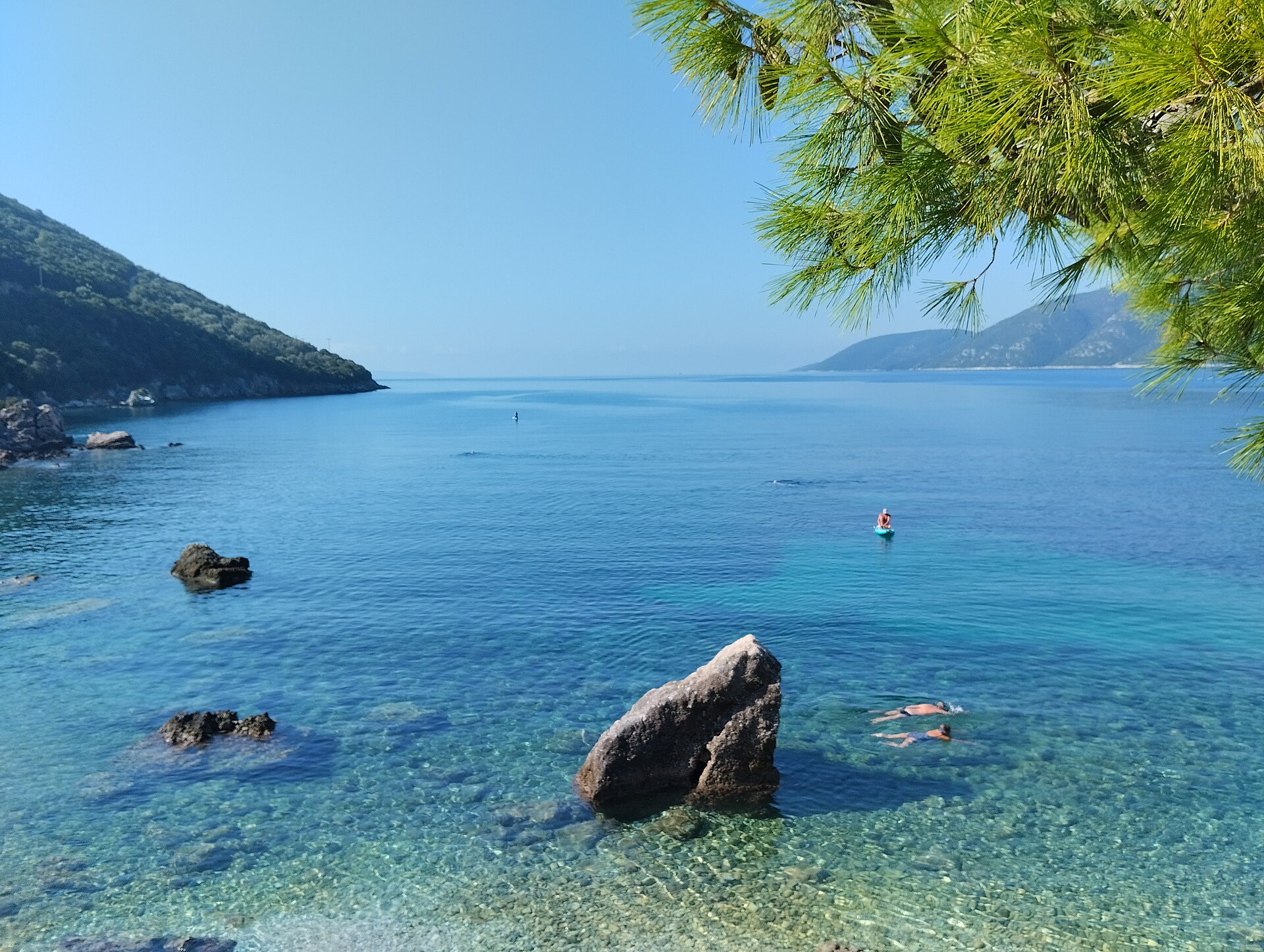 Vasiliki na Lefkadzie — zatoka z dziesiątkami windsurferów na wietrze poobiedniej godziny